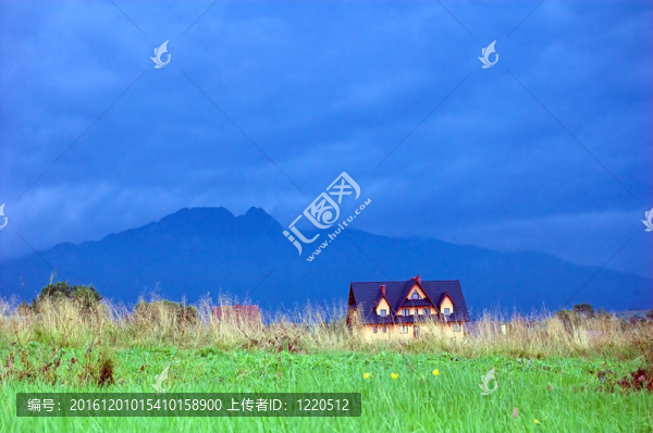 陰雨連綿的山