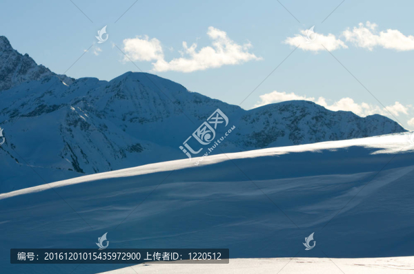 下雪的冬天的山