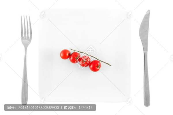 白色背景上白盤子上的櫻桃番茄