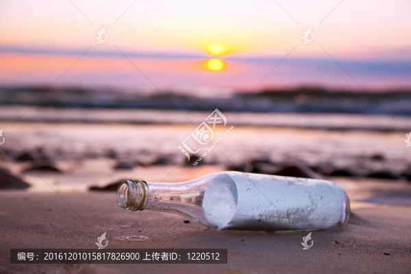 夕陽中的瓶子里的信息