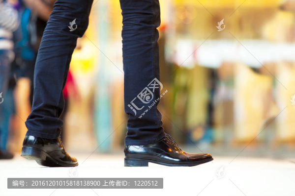 人們?cè)诜泵Φ馁?gòu)物中心