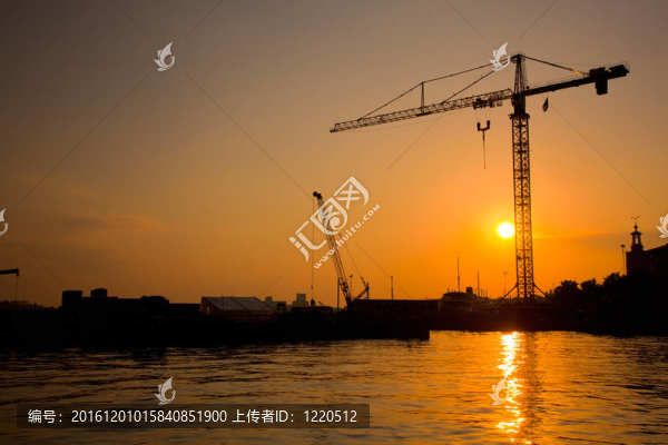 日落時(shí)的工業(yè)港和起重機(jī)