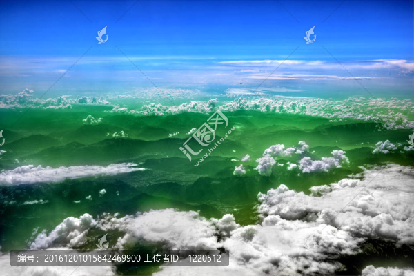 在高高的天空；蓬松的白云