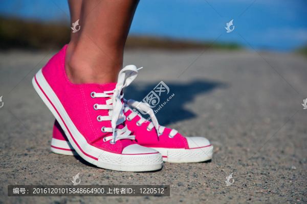 粉紅運(yùn)動鞋的女孩；女人的腿