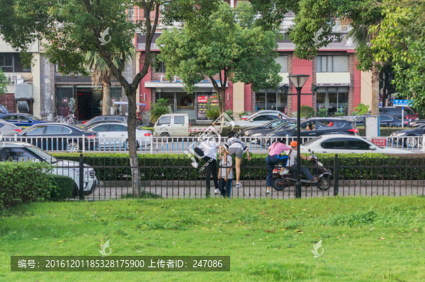 一群小孩跨越欄桿