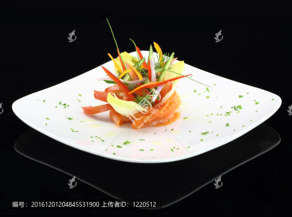 美味佳肴。煙熏鮭魚配蔬菜