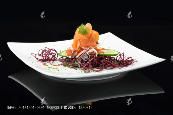 美味佳肴。煙熏鮭魚配蔬菜