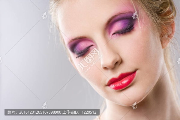 一個優(yōu)雅的化妝金發(fā)美女特寫肖像。