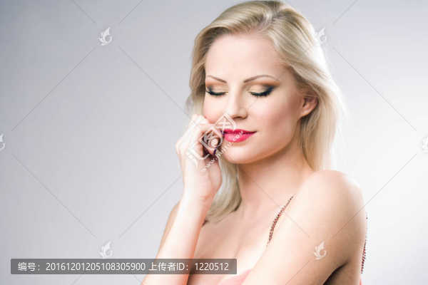 迷人的年輕金發(fā)女人。
