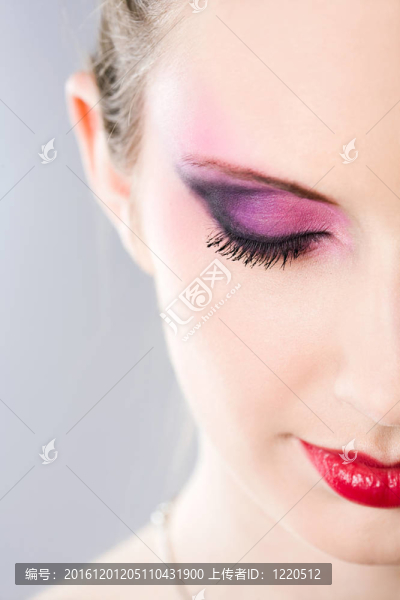 金發(fā)美女化妝。