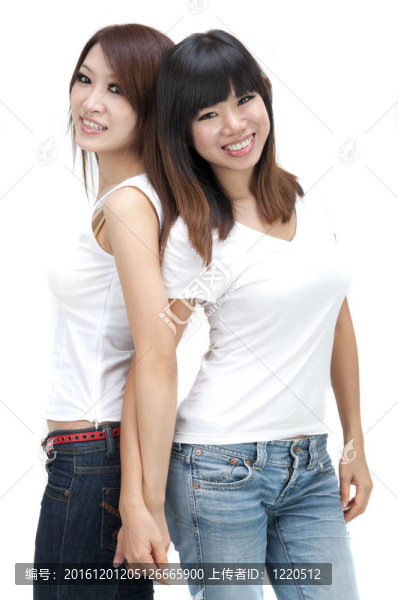兩個在白人背景下孤立的亞洲女孩。