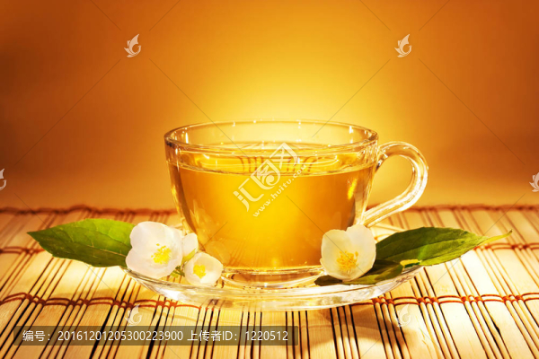 茉莉花茶在柔和溫暖的傍晚燈與新鮮茉莉花和葉子