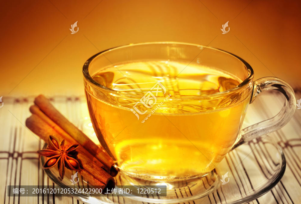 一杯芳香的茶在溫暖柔和的黃昏光