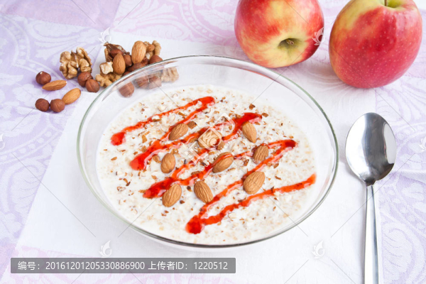 牛奶和堅(jiān)果粥