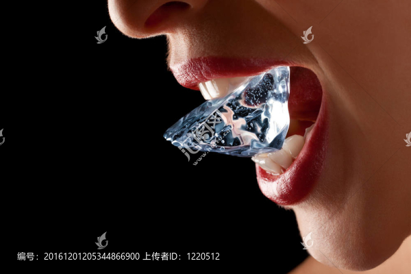 女人口中的冰塊。