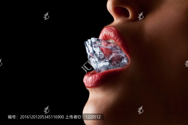 女人口中的冰塊。
