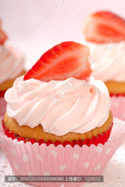 隨著草莓結(jié)霜和strawberriy,Vanilla,cupcake