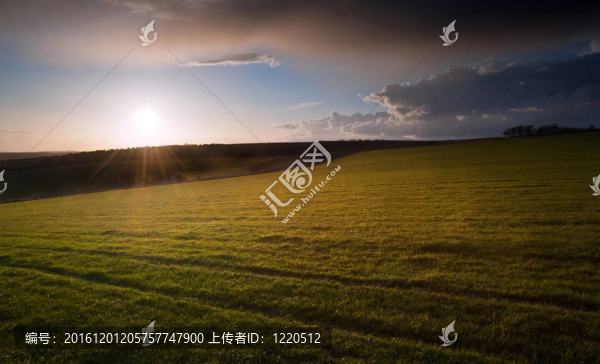 迷人的景觀與風(fēng)暴的天空在農(nóng)村丘陵