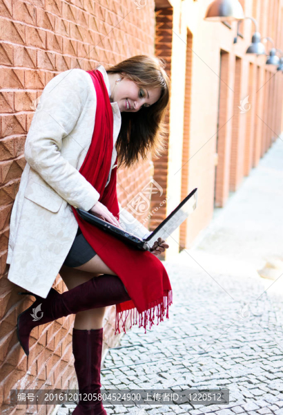 與背景的筆記本電腦漂亮女孩背景