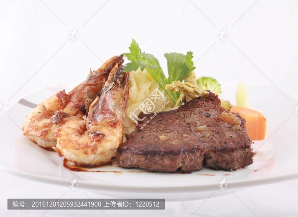 牛排和蝦的晚餐在一個格子臺布