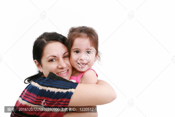 美麗的年輕母親和她兩歲的女兒看著-匯圖網(wǎng) www.fosd68.com 美麗的年輕母親和她兩歲的女兒看著