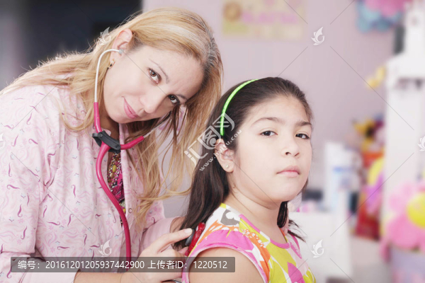 兒科醫(yī)生用聽診器檢查小女孩