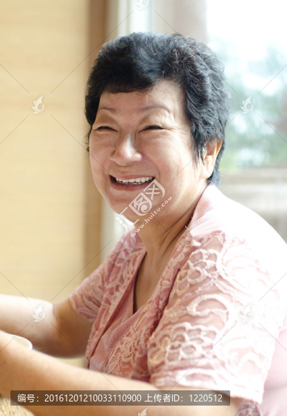 快樂的60s資深亞洲女人