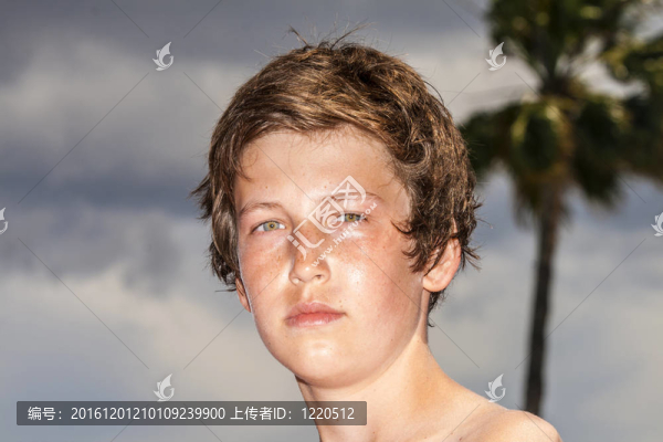 可愛的男孩在游泳池放松