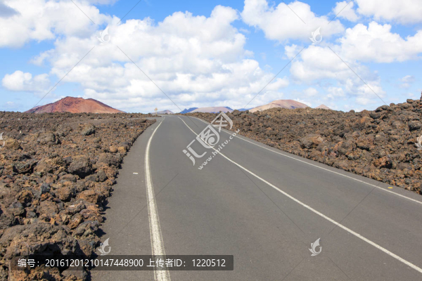 穿過(guò)熔巖巖和火山山脈的道路。洛杉磯hervideros。