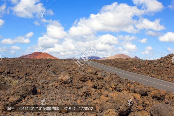 穿過(guò)熔巖巖和火山山脈的道路。洛杉磯hervideros。