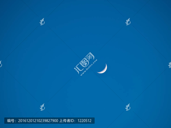 藍(lán)天背景下的月亮