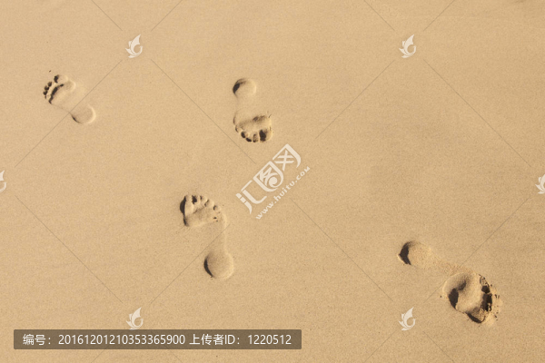 沙灘上的人類(lèi)腳步