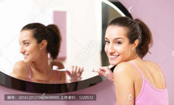 女孩清潔她的牙齒