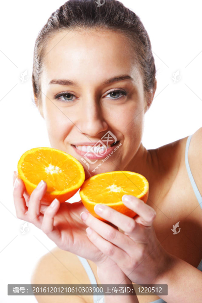 一個橙色的半白背景的年輕女人的美拍