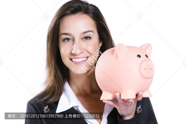 靠近年輕的女人抱著撲滿對白色背景