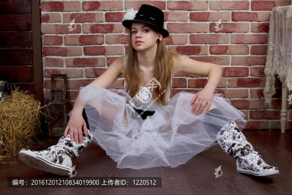 時(shí)尚年輕女子冒充磚墻。
