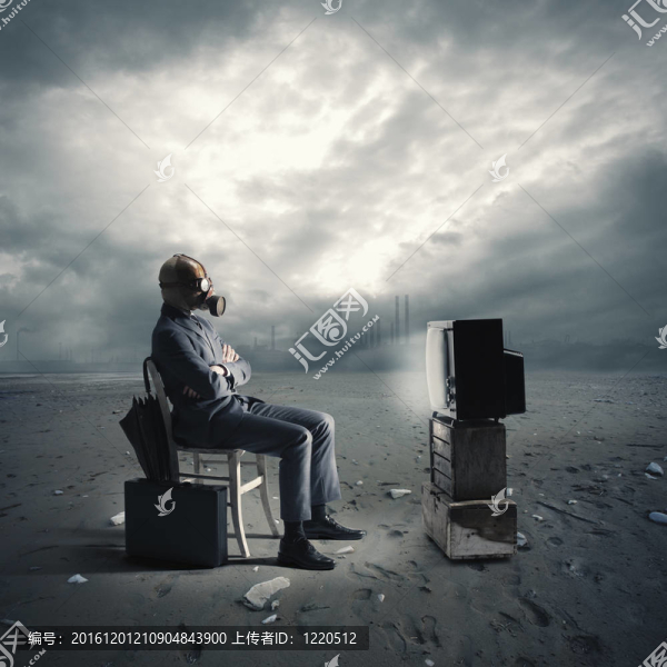 帶防毒面具的商人看電視