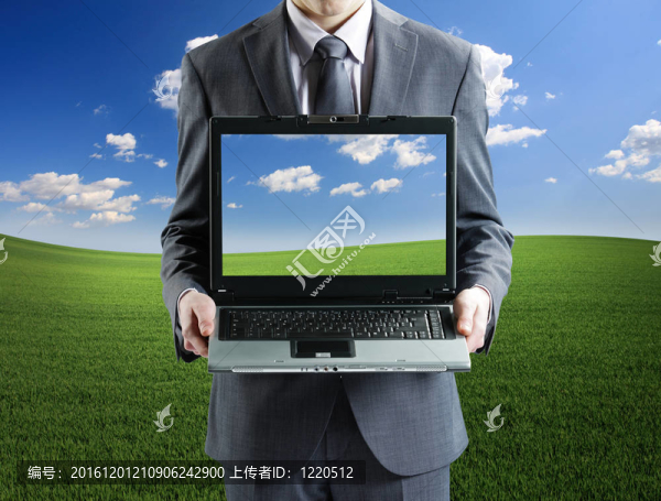 商人拿著他的筆記本電腦