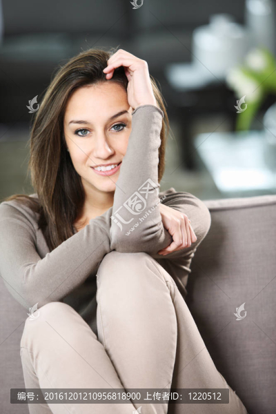 家中年輕漂亮女人的畫像