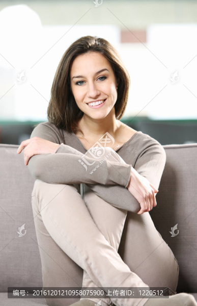 家中年輕漂亮女人的畫像