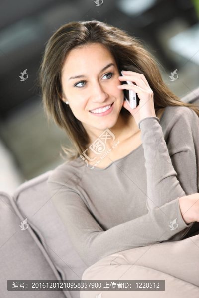 年輕漂亮的女人在家里打電話
