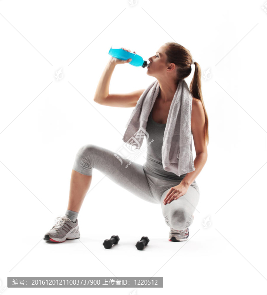 口渴的年輕女子飲用后健身鍛煉