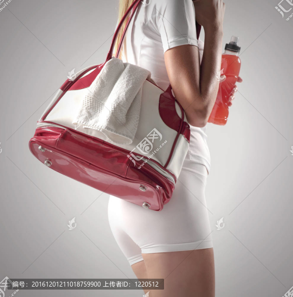 帶運動包和運動飲料的運動婦女