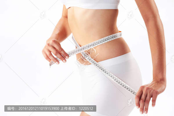 女人用米棒測量她的腹部