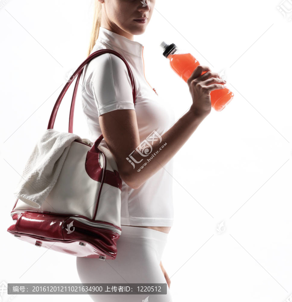 帶運動包和運動飲料的運動婦女