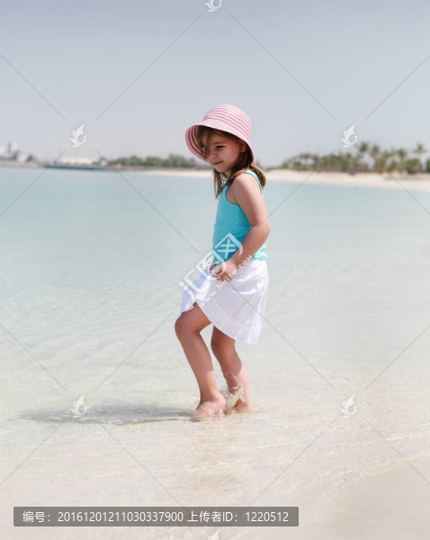 海灘上的小快樂女孩