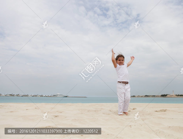 海灘上的小快樂女孩
