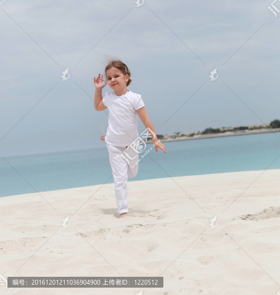 海灘上的小快樂女孩