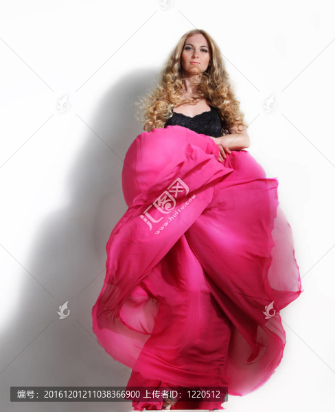 穿粉紅色連衣裙的女人-匯圖網(wǎng) www.fosd68.com 穿粉紅色連衣裙的女人