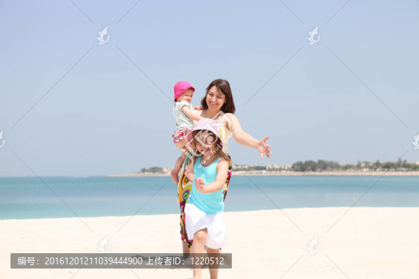 母親和她的兩個女兒在海灘上